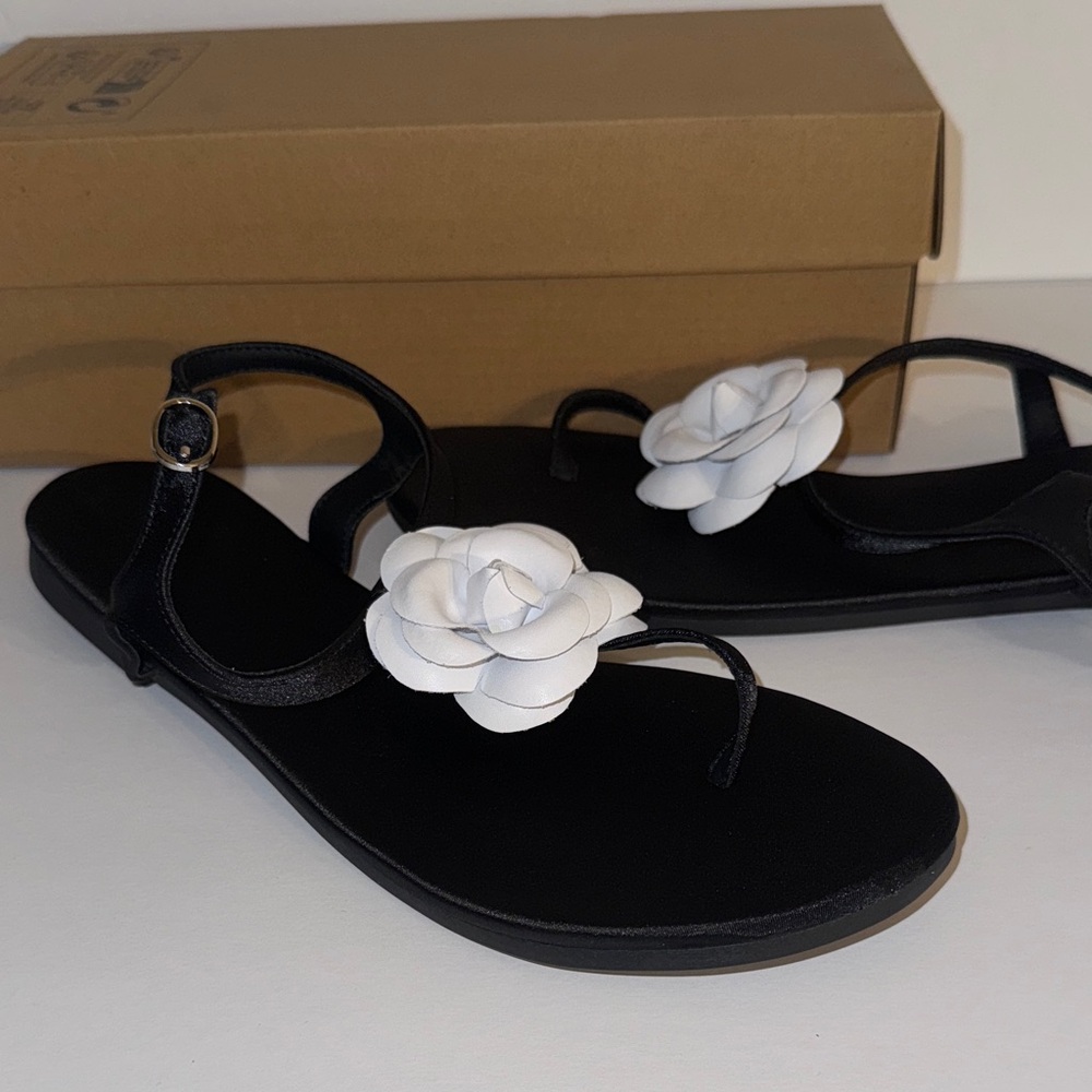 Black Satin Sandals with White Leather Flower  New Sz 9 - Picture 2 of 7